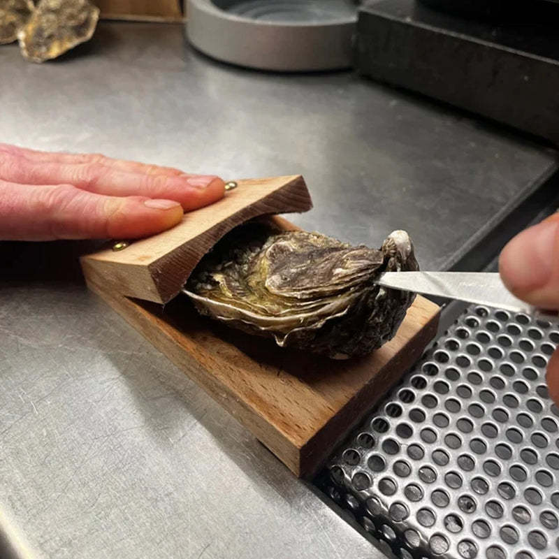Charly | Premium wood handle oyster shell opener clamp