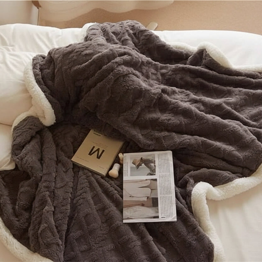 LAMMARA – Fluffy lambswool blanket for maximum warmth