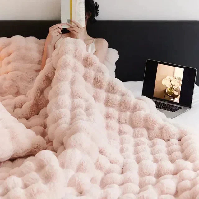 Portable Fluffy Blanket made of Faux Fur - VeluLuxe